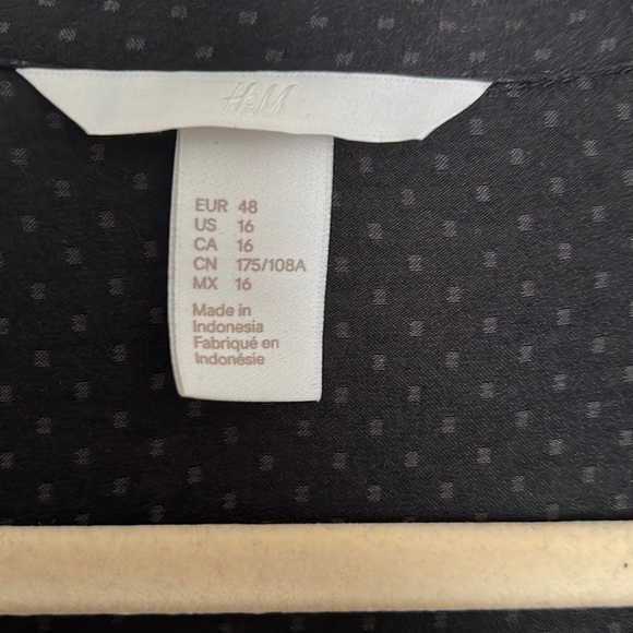 H&M - Black Long Sleeve Dotted Blouse with Pocket Square - Size 16 - Picture 5 of 5